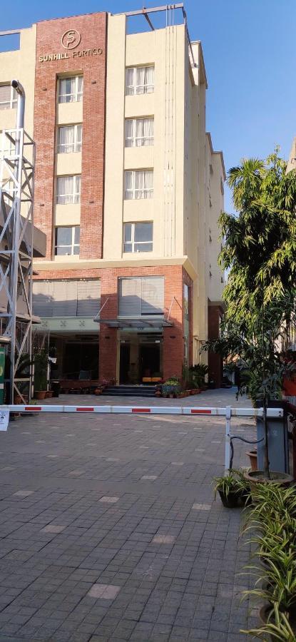 Sunhill Portico Hotell Siliguri Exteriör bild
